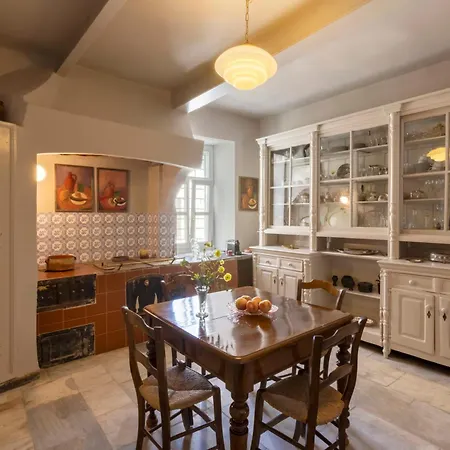 6 Roosevelt Str Hotel *