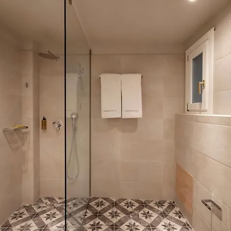 6 Roosevelt Str Hotel *