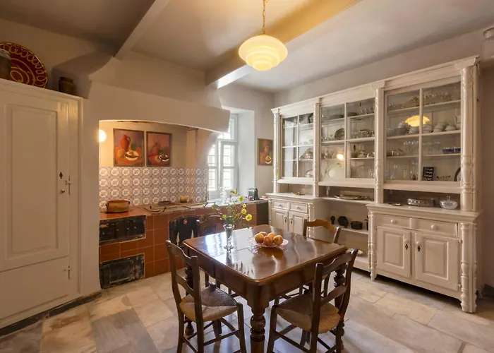 6 Roosevelt Str Hotel *